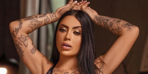 MC Mirella vende vídeo batendo siririca por R$200,00; veja de .
